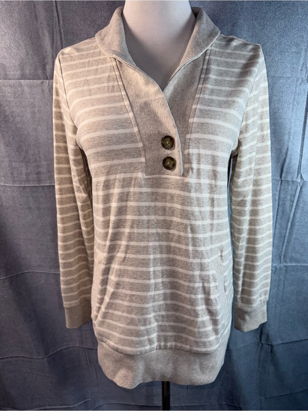 2395-Banana Republic Cream and Light Gray Striped Long Sleeve Pullover